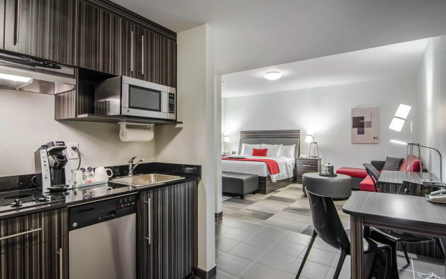 Best Western Plus Airport Inn & Suites