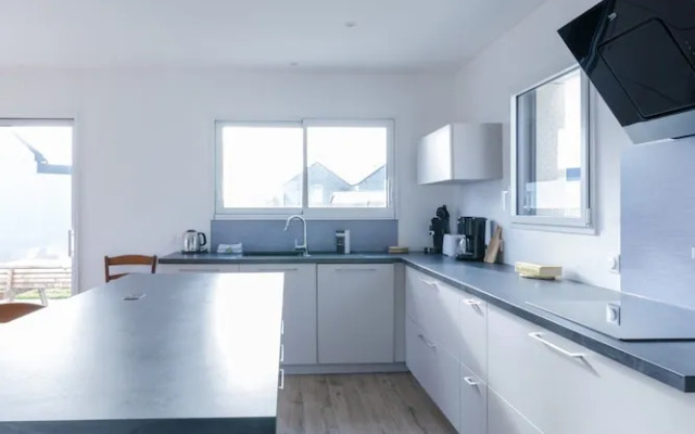 Pretty new House With Small sea View