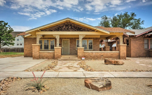 Inviting Lubbock Home > 1 Mi to Downtown