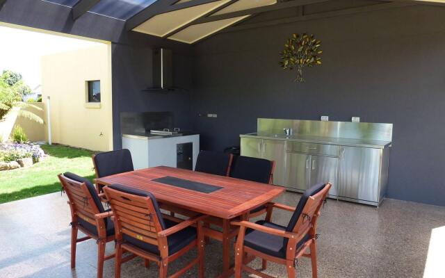 Golden Chain Tower Motor Inn