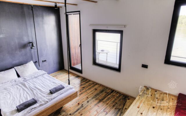 ArkaBarka Floating Hostel and Apartments