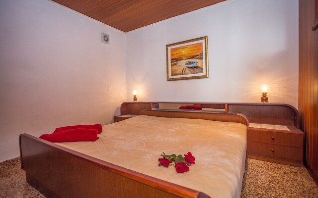 Apartments and rooms Anita