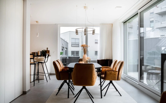 New high-end 2 BR Penthouse w Balcony
