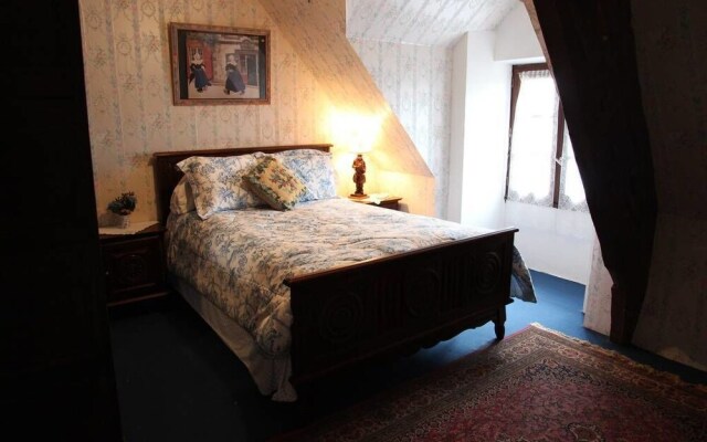 The Archeologist Home-Chateau Le Mur