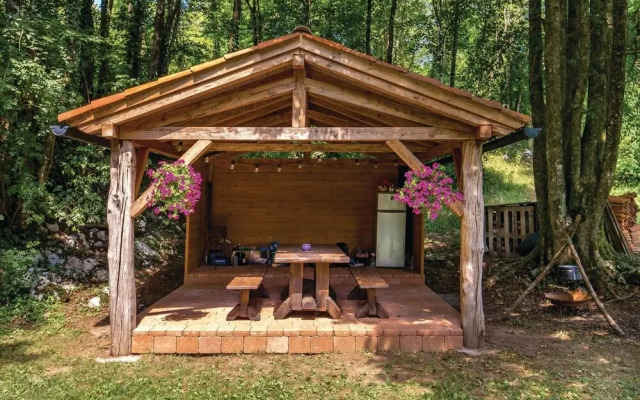 Stunning Home in Jurdani With Wifi and 2 Bedrooms