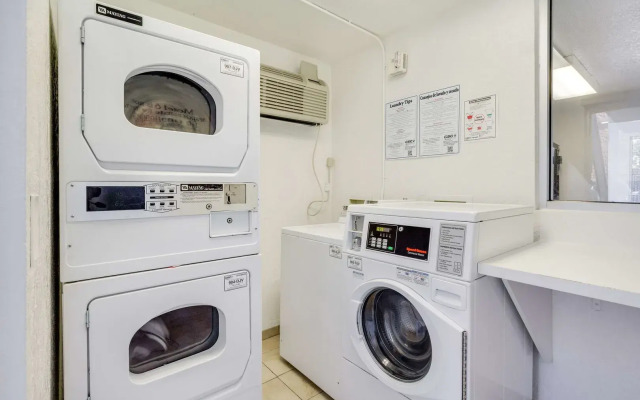 Motel 6 – Lakewood, CO