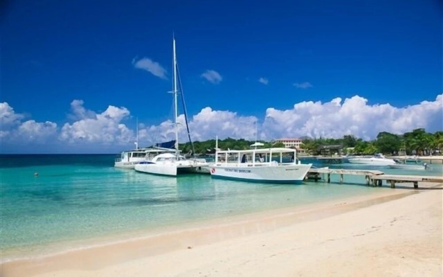 Sunset Villas 12D 2 Bedroom Condo By Redawning