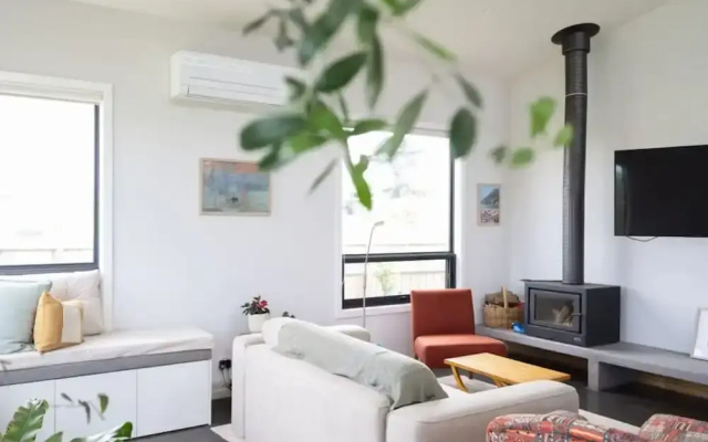 Modern Coastal Escape Pet Friendly With Fireplace