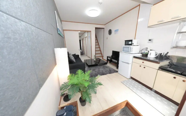 Namba East House01