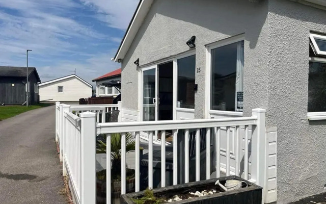 Seasideescape-2br-sleeps4-parking-petsok-fireplace