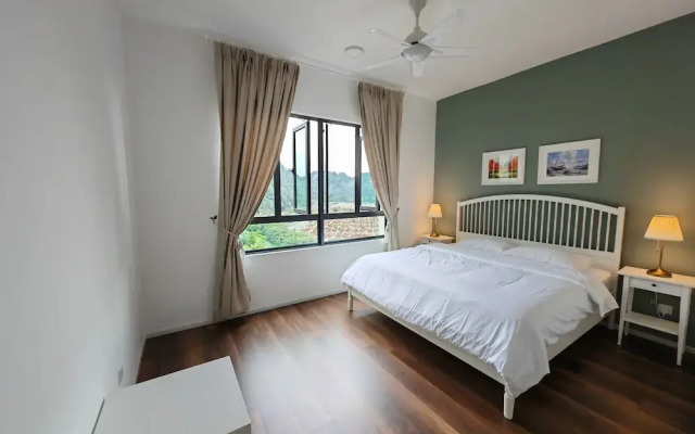 Mountain & Theme Park Views' Cozy Suite