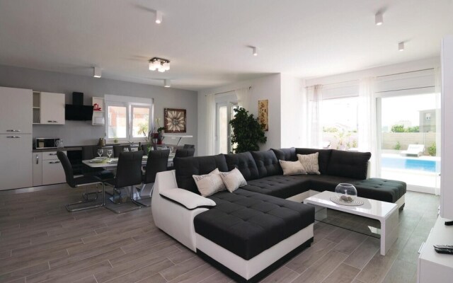 Awesome Home in Sukosan with Hot Tub, WiFi & 4 Bedrooms