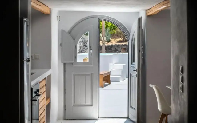 Karpimo & Fertimo Suites Santorini