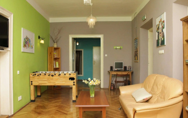 Intro Hostel