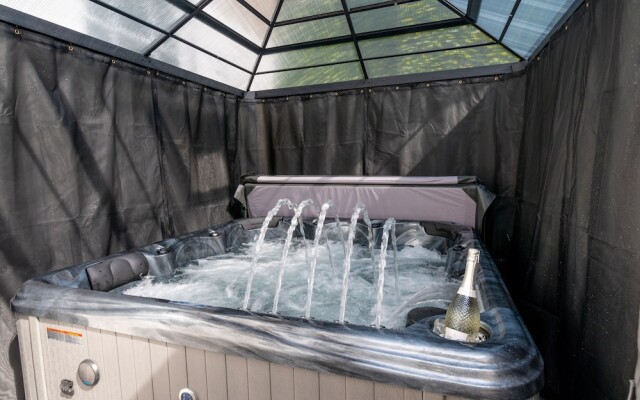 Luxury Georgian City Retreat - Hot Tub - Patio