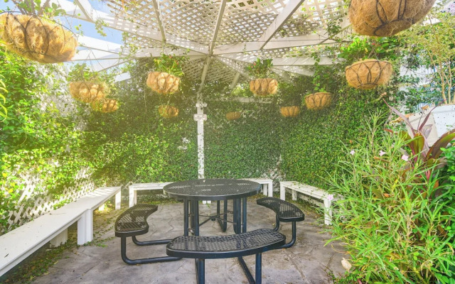 1/4 Mi to Seawall: Relaxing Galveston Condo!