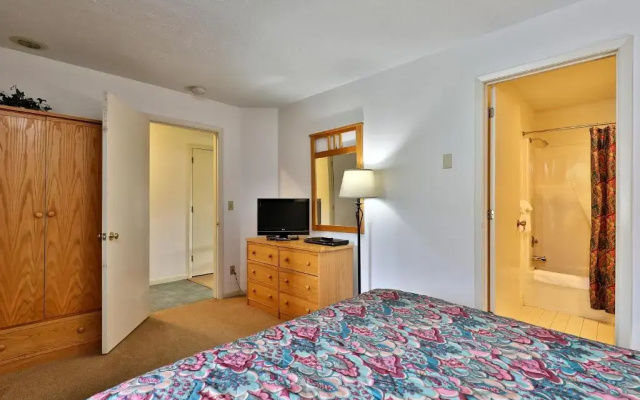 Cedarbrook Queen Suite 103