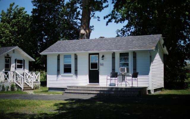 Carleton Inn and Cottages