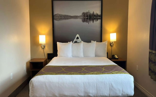 Super 8 by Wyndham Guelph