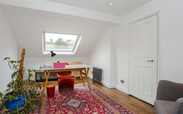 Characterful Townhouse w Patio in Arty Hampstead