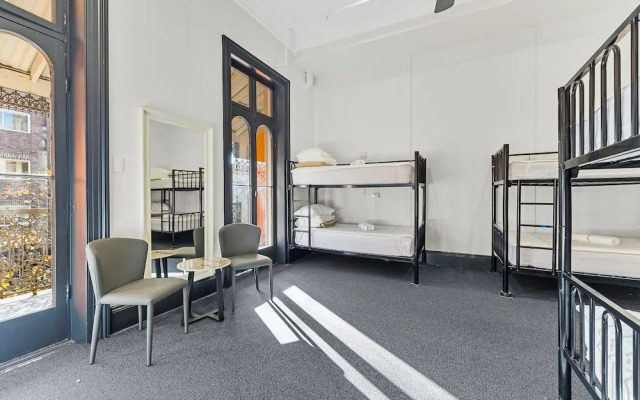 London Plane Backpackers - Hostel