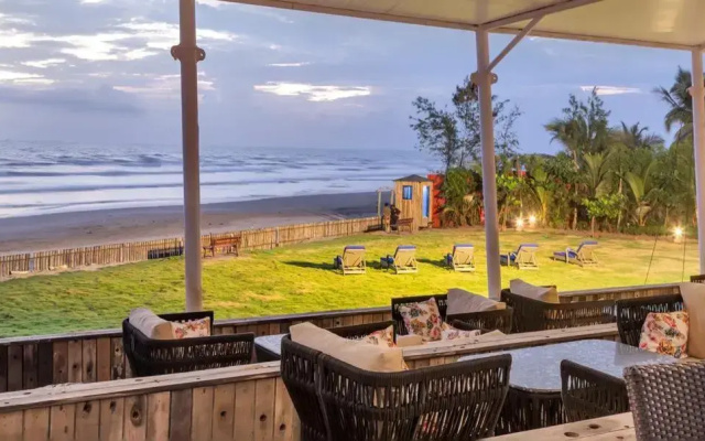 Mayfair On Sea, Morjim Beach