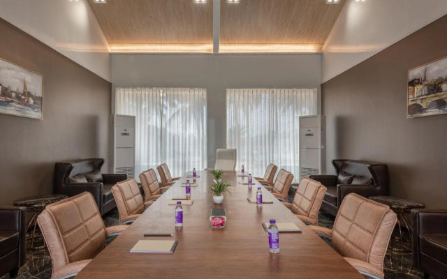 Paramount Riverfront Resort & Spa