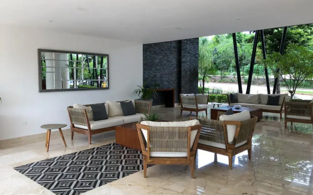 Lovely Charming Condo With Balcony and Great Pool Facilities