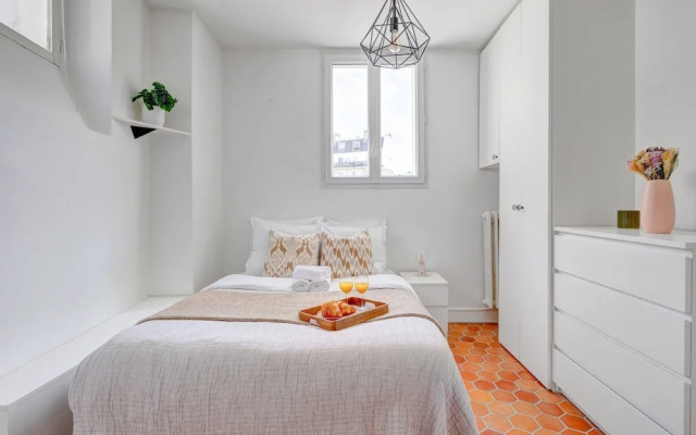Bright 1BR Bastille Getaway - 4 Guests