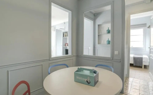 Artistic 3 Bedroom Flat With Balcony in Gracia