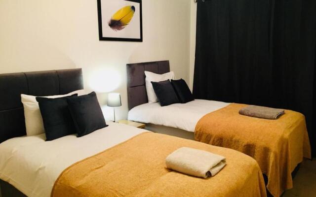 Woking Stylish and Modern 2 bedroom Apartment