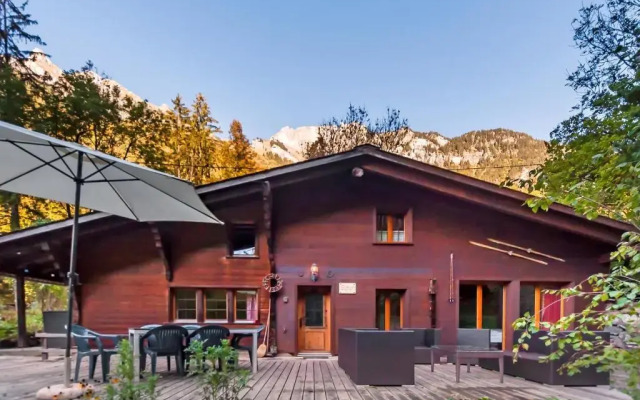 Charming Little Chalet for 6 People & Free Ski Lockers