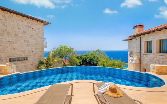 Fortuna Peninsula Apart