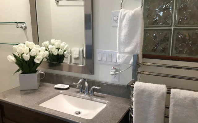 Camden Riverhouse Hotel