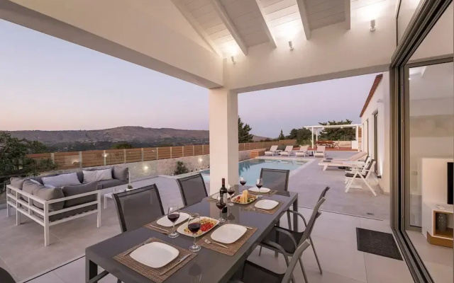 Landscaped Villa With Private Pool Fenced Area and Mountain Views