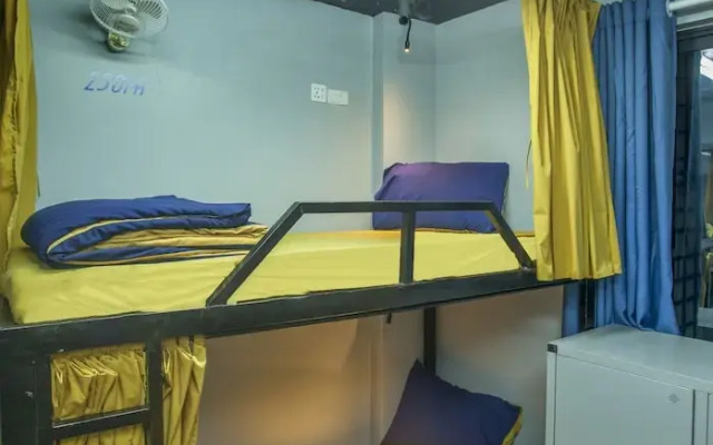 RedDoorz Hostel @ Signature Inn
