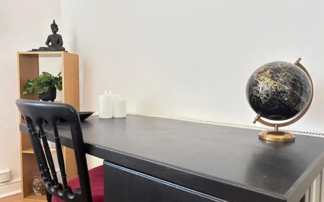 4 Beds-sleeps 8-central-office Space