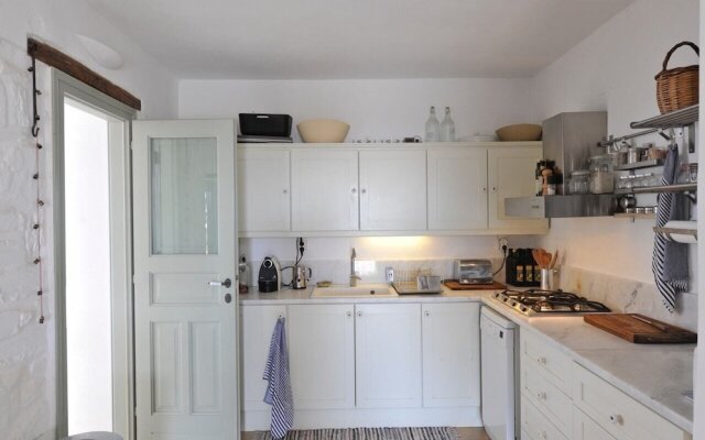 Elegant, laid-back and by the sea by VillaRentalsgr