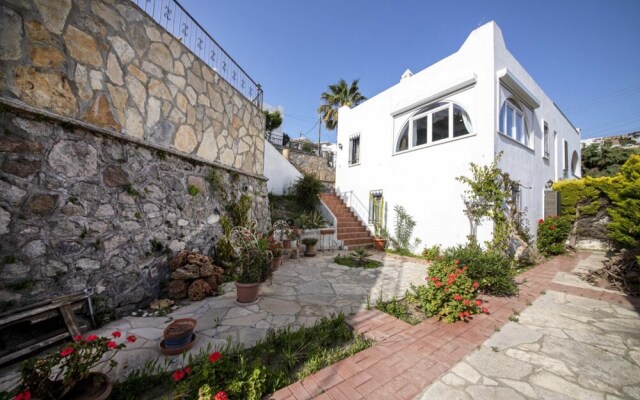 Villa in Bodrum With Shared Pool and Backyard