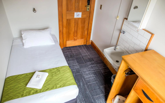 The Cambridge Hotel & Backpackers – Guest Rooms – Wellington