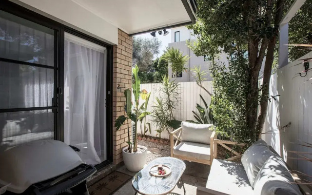 Coastal 2-bed Apartment With Courtyard