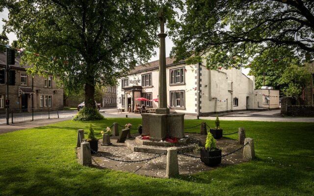 Maypole Inn