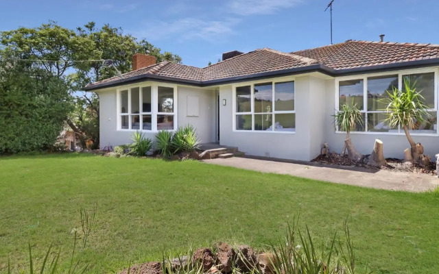 Scenic Serenity Large Family Home in Geelong