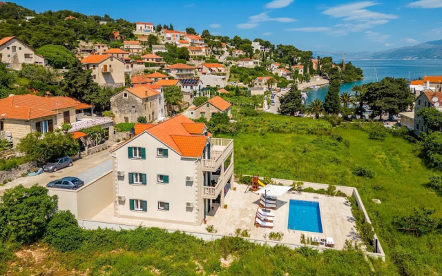 Janie in Splitska With 4 Bedrooms and 2 Bathrooms