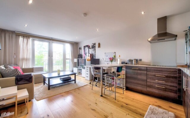 Bright, Modern 1 Bed in Melvin Walk