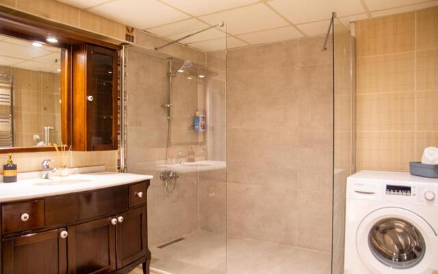 Spacious Flat With Sea View In Zmir Karsiyaka