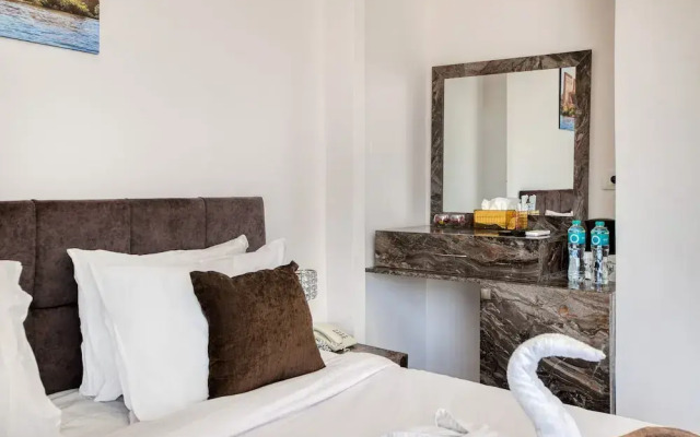 Shadow Pyramids View INN