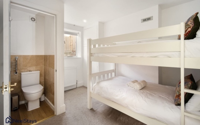 10 Mins Walk to The Oval The Kennington Retreat