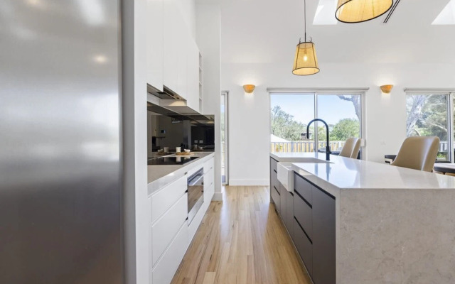 Saltwood Coastal Hamptons Luxe With Pool