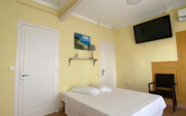 Hostal Restaurant Casa Comaulis